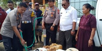 Polisi Dropping Air Bersih ke Desa Terdampak Kekeringan di Blitar Selatan