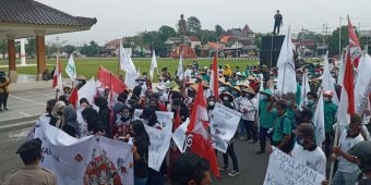 Peringatan Hari Tani Nasional di Blitar, Diwarnai Aksi Demo, Teatrikal, dan Saling Dorong