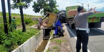 Hendak Menepi untuk Cek Ban, Truk Gandeng Muat Semen Terguling di Tanggulangin Sidoarjo