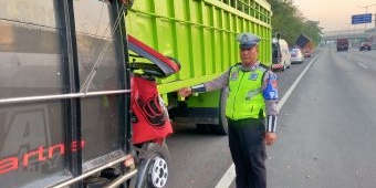 Diduga Mengantuk, Sopir dan Kernet Truk Tewas Usai Tabrak Kendaraan di Tol Sidoarjo