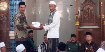 Safari Ramadhan, KUA Sarirejo Serahkan Bantuan Al-Qur'an