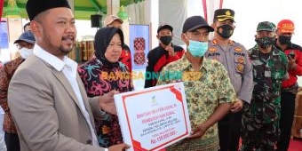 Datang ke Gresik, Mensos Beri Bantuan Mesin Perahu untuk Nelayan