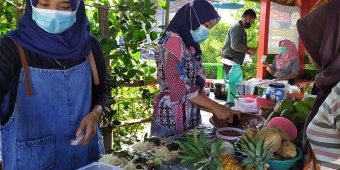 Rujak Kacong, Paduan Segarnya Buah dan Nikmatnya Kerang Cong-cong