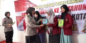 Wujudkan Generasi yang Islami, Polwan Polres Mojokerto Kota Bagikan Puluhan Al-Quran