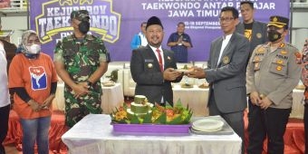 Buka Kejurprov Taekwondo antar Pelajar se-Jatim, ini Pesan Bupati Gresik