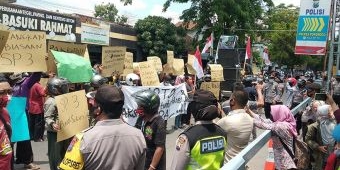 Tolak SP3 Kasus 14 Kades Jetis, Ratusan Massa Geruduk Polres Ponorogo, Kejari, dan Bawaslu