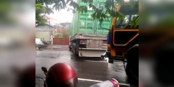 Kerap Timbulkan Laka Lantas, Gudang Semen di Sukomanunggal Dikeluhkan Warga