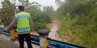 Debit Air Meningkat, Polres Ngawi Pantau Aliran Sungai Antisipasi Banjir