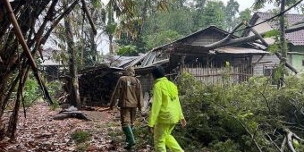 Hujan Puting Beliung Akibatkan Sejumlah Bangunan di Blitar Rusak