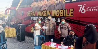 Pastikan Berjalan Lancar, Kapolresta Sidoarjo Pantau Vaksinasi Mobile di Desa Tambak Oso