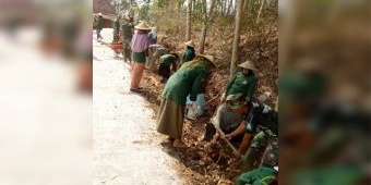 Topi Caping Hiasi Jalan Dalam Giat TMMD 106 Kodim 0818 Malang-Batu