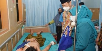 Bupati Yuhronur Kunjungi Pasien Rujukan Home Care Service di RSUD dr Soegiri