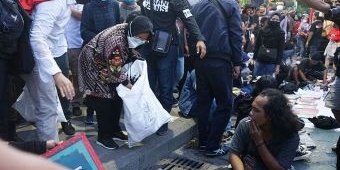 Kasihan ke Penyapu Jalan, Wali Kota Risma Punguti Sampah Massa Pendemo Tolak UU Ciptaker di Grahadi