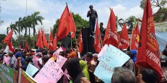 Kantor Perhutani Blitar Digeruduk Ratusan Petani, Tuntut Pembebasan Lahan Tanpa KKN