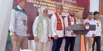 Ribuan Relawan Antar Cak Nur-Mas Heli Daftar ke KPU Kota Batu