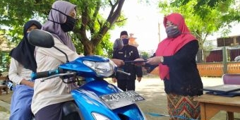 ​Cegah Sebaran Covid-19, SMPN 1 Mojowarno Jombang Bagikan Rapor Pakai Sistem Drive Thru