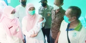 Bayi Berusia 2 Minggu Ditemukan Warga Tuban Tergeletak di Depan Garasi Rumah