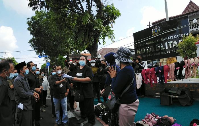 Beber Dagangan Berupa Bra dan CD, Pedagang Stadion Blitar Demo di Depan Gedung DPRD