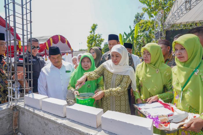 Peletakan Batu Pertama Masjid Darussalam Trucuk Bojonegoro, Khofifah Bahas soal Perdamaian Gaza