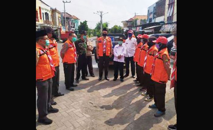 Cegah Covid-19, Pramuka Lamongan Lakukan Penyemprotan Disinfektan di Perumahan