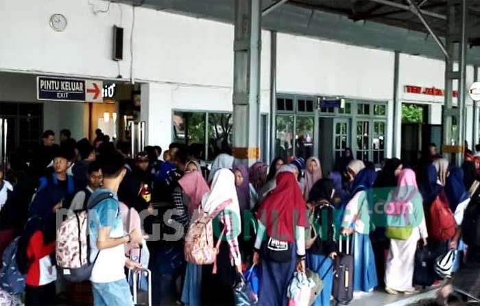 Ratusan Santri di Jombang Mudik Bareng, Naik Kereta Api Jurusan Jakarta