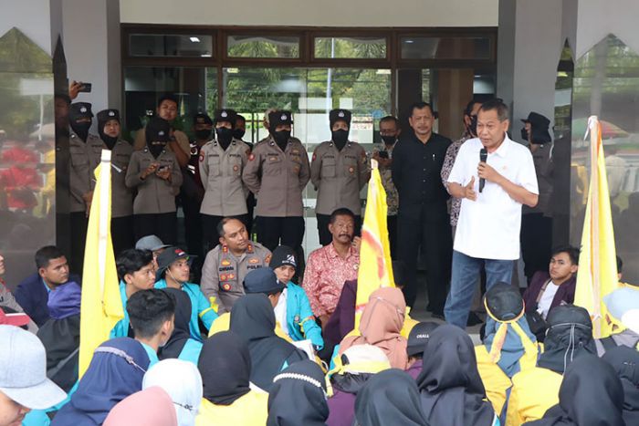 Dua Kali Demo Tolak Kenaikan BBM, Kapolres Ngawi Dampingi Mahasiswa Sampaikan Aspirasi