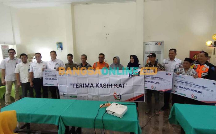 KAI Daop 7 Madiun Serahkan Bantuan Program TJSL di Kediri dan Tulungagung