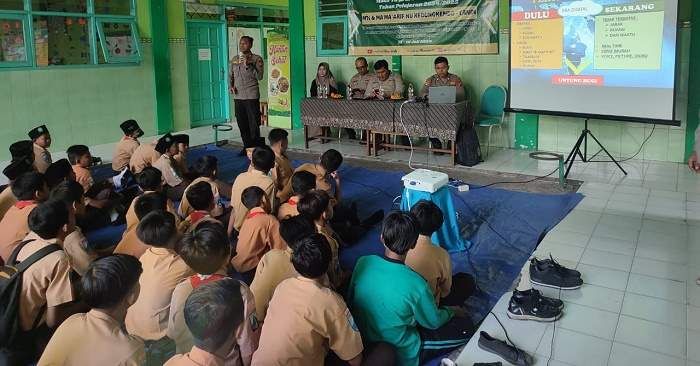 Satbinmas Polresta Sidoarjo Edukasi Kenakalan Remaja dan Penggunaan Medsos saat MPLS