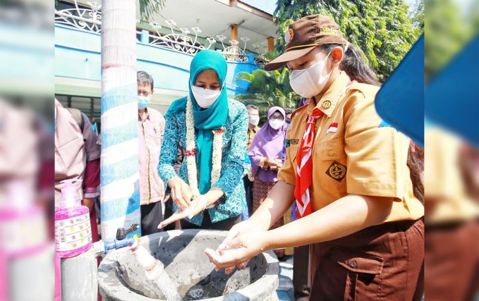 Hari Cuci Tangan, Ketua TP PKK Kota Kediri Beri Edukasi Murid SD dan MTs Pentingnya Cuci Tangan 