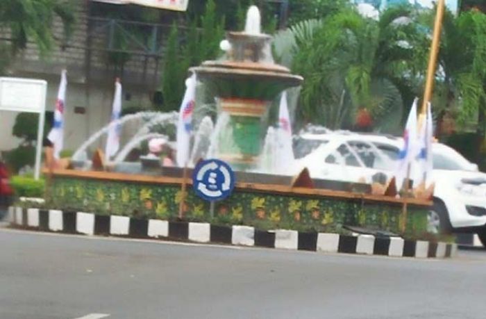 Ratusan Bendera Parpol Rusak Pemandangan Kota