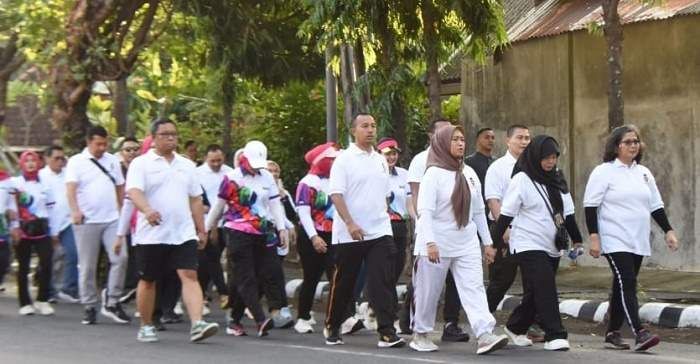 Ikuti Jalan Sehat dan Senam HUT Bhayangkara, Zanariah: Membangun itu Harus Kompak