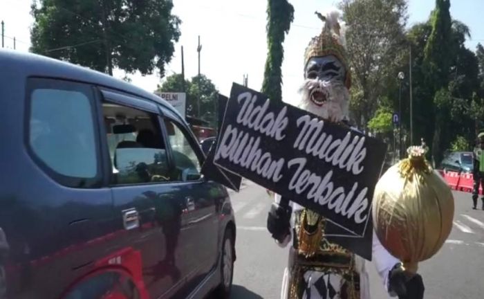 Hanoman Halau Pengendara di Pos Penyekatan Perbatasan Blitar-Malang