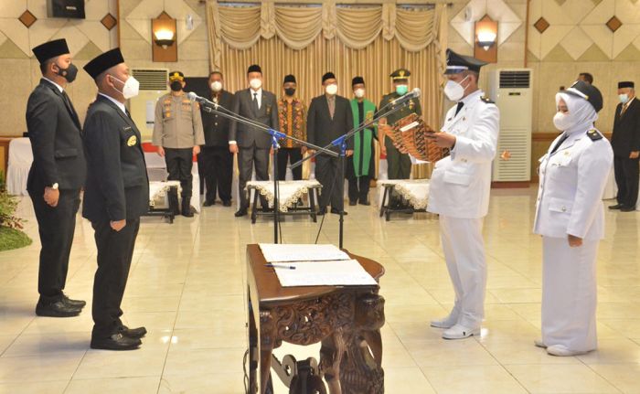 Lantik Kades Bungah dan Kades Tumapel Hasil PAW, ini Pesan Bupati Gresik