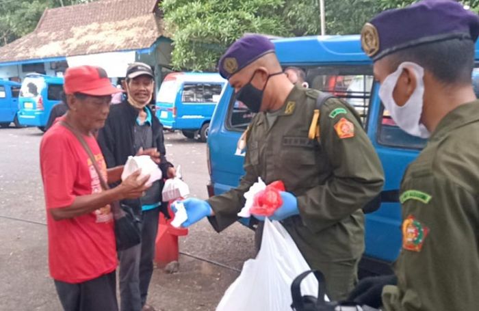 Tetap Peduli Dampak Covid 19, Menwa Unisma Bagikan Masker dan Takjil di Terminal Landungsari Malang