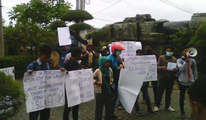 Mahasiswa STKIP Sumenep Segel Kantor Ketua dan Yayasan, Tuntut Selesaikan Konflik