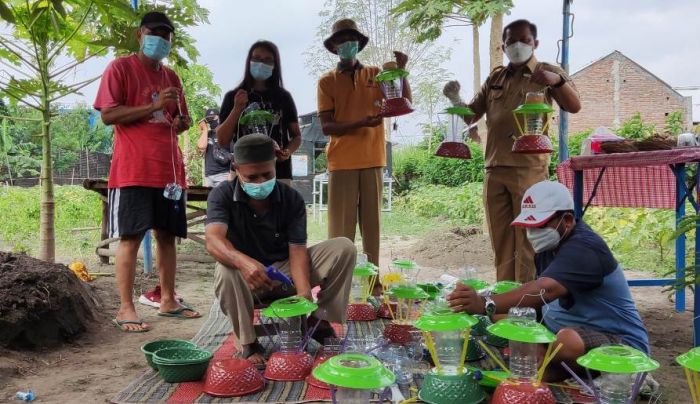 Kreasi Warga Burengan Kediri, Bikin Lampu Hias Bekas Barang Kendurian dan Botol Air Mineral