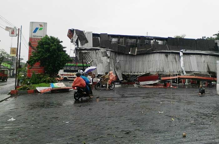 SPBU di Raya Wandanpuro Ambruk Usai Disapu Angin Kencang Disertai Hujan Deras