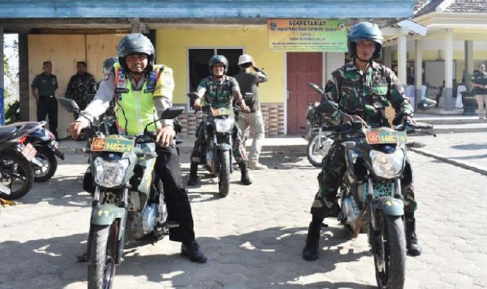 Danrem 083/BDJ dan Anggota Polsek Donomulyo Kunjungi Lokasi TMMD Naik Motor 