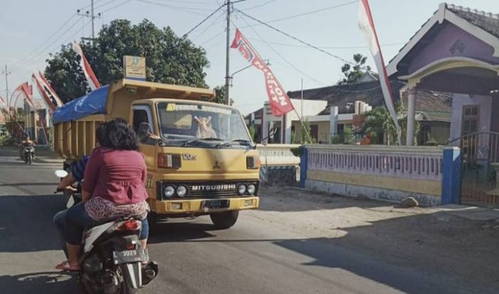 Ugal-ugalan, Truk Pengangkut Sirtu Pembangunan Dermaga Pelabuhan Jangkar Dikeluhkan Warga