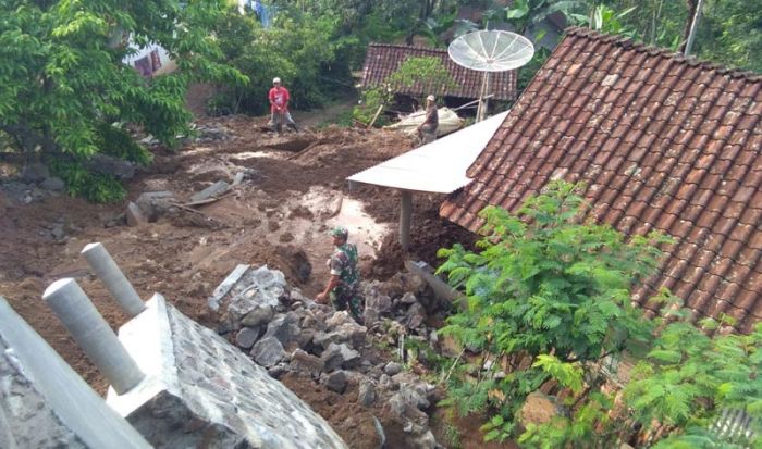 Plengsengan Ambrol Sebabkan Longsor, Satu Rumah Nyaris Tertimbun Tanah