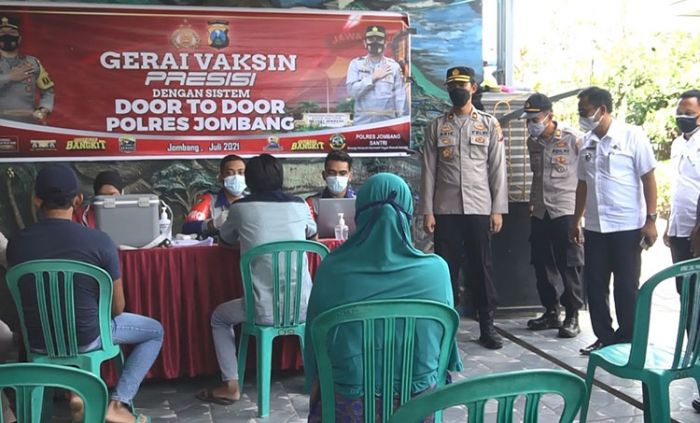 Blusukan ke Rumah Warga, Polres Jombang Lakukan Vaksinasi Door to Door