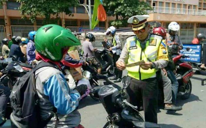 Kasatlantas Polrestabes Surabaya Pimpin Ops Semeru 2017 di depan Lapangan Tambaksari