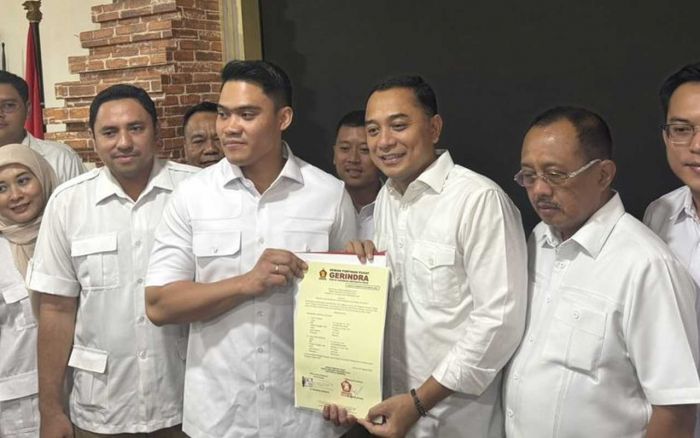 Ketua DPC Gerindra Surabaya Serahkan Rekom Maju Pilkada 2024 ke Eri Cahyadi-Armuji