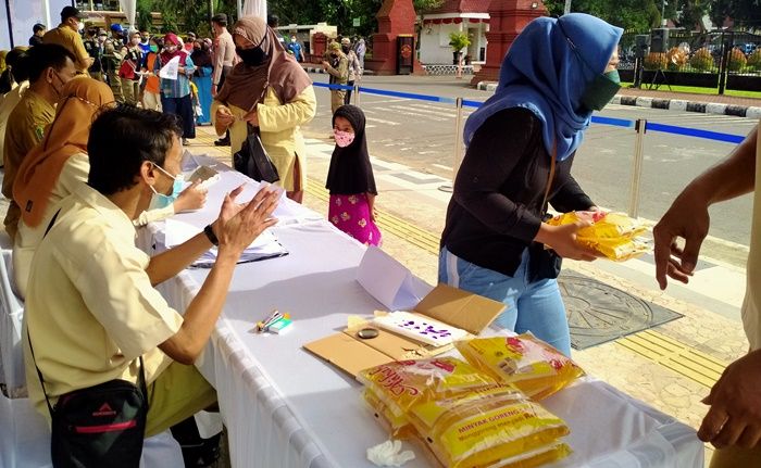 Tekan Harga di Pasaran, Pemkab Trenggalek Gelar Operasi Pasar Minyak Goreng di Tiga Lokasi