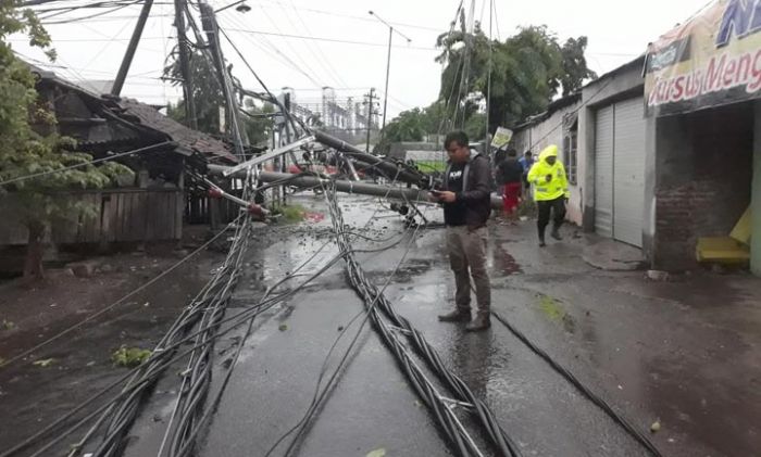 Puluhan Tiang Penyangga Kabel di Krian Sidoarjo Dihempas Angin Kencang