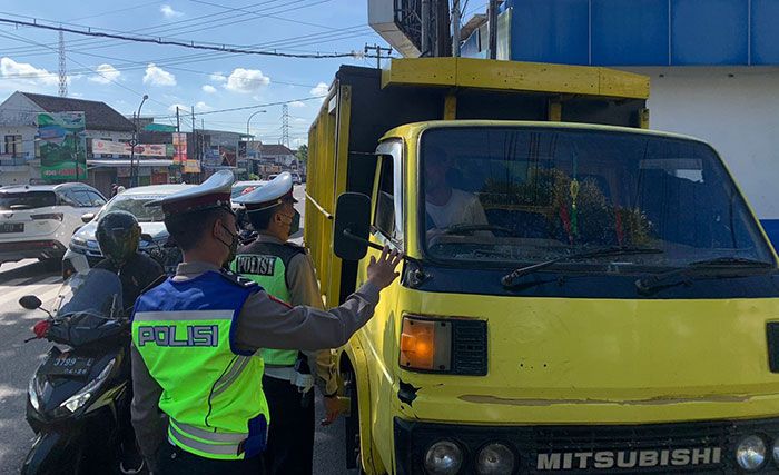 Antisipasi PMK, Satlantas Polres Batu Gelar Penyekatan Hewan Ternak di Simpang 3 Pendem