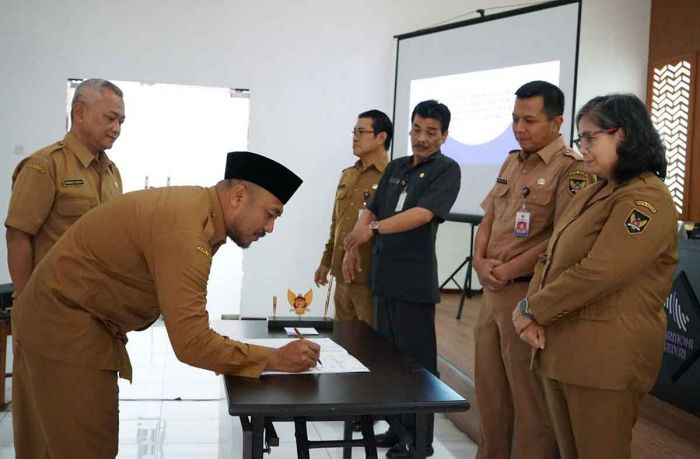 Pj Wali Kota Kediri Saksikan Penandatanganan Perjanjian Kerja Sama Pemanfaatan Data Kependudukan