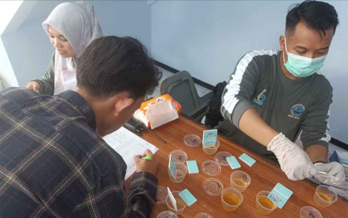 Dukung Gerakan Kampus Bersinar, Mahasiswa Uniska Kediri Tes Urine Mandiri