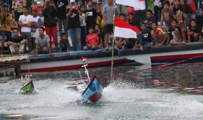 Balap Miniatur Perahu Hibur Wisatawan di Pantai Prigi Trenggalek