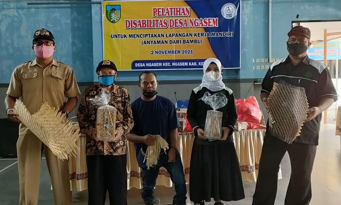 Pemdes Ngasem dan Perkumpulan Disabilitas Kediri Gelar Pelatihan Anyaman Bambu